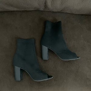 Stretchy black boots